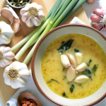 La Zuppa All'aglio Tradizionale è un piatto spagnolo ricco di storia e tradizione, perfetto per riscaldare le serate più fredde o come confortante primo piatto. Preparatela seguendo questa ricetta autentica e aggiungete un tocco speciale con zafferano per un sapore più complesso e una nota colorata che sorprenderà i vostri ospiti.