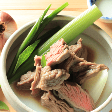 Il tradizionale porkolt di manzo è un gustoso stufato ungherese a base di carne di manzo, cipolle, peperoni e pomodori, arricchito con paprica dolce in polvere e un tocco di aglio. Un piatto ricco e avvolgente, perfetto per una cena in famiglia o per sorprendere gli ospiti con i sapori autentici dell'Ungheria.