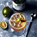 Il cocktail frizzante Tiziano New Fashion è una deliziosa combinazione di spumante brut, succo fresco d'uva fragola e rum alla fragola, perfetto per aperitivi e brindisi speciali. Con un tocco di polvere d'oro e chicchi d'uva fragola per una presentazione elegante.