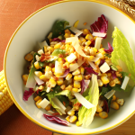 Una colorida y crujiente ensalada de maíz orgánico, enriquecida con pimientos y cebolla, aliñada con vinagre de manzana y aceite de oliva virgen extra. Perfecta como guarnición fresca o comida ligera, adaptable con atún natural o trozos de pollo a la parrilla.
