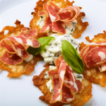El Frico Carnico es un delicioso aperitivo friulano elaborado con queso Montasio curado durante 16 meses. La paciencia y la atención son clave para lograr su textura crujiente. Variante: incorpora hierbas frescas picadas como tomillo o romero en el queso antes de cocinarlo, o decora con una pizca de pimentón ahumado para obtener más profundidad y un toque picante.