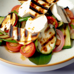 Ensalada de verduras a la parrilla con mozzarella: un acompañamiento saludable y delicioso perfecto para acompañar tus comidas. Las verduras a la parrilla se sirven con mozzarella, albahaca fresca, aceite de oliva virgen extra, sal y pimienta negra. Agrega piñones tostados o nueces picadas para un toque crujiente y sabroso.